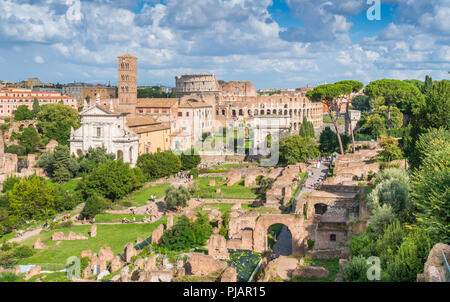 Schöne Sicht auf das Forum Romanum und die Basilika von Santa Francesca Romana, Kolosseum und Titus Arch. Rom, Italien. Stockfoto