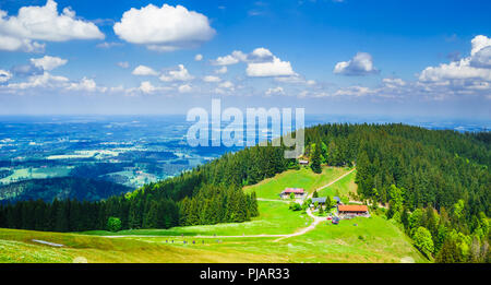 Blick auf die Hütte im Wald von Schliersee, Bayern - Deutschland Stockfoto