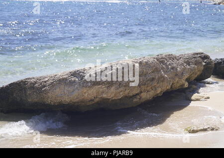 Stein am Strand Ufer auf einer karibischen Insel Stockfoto