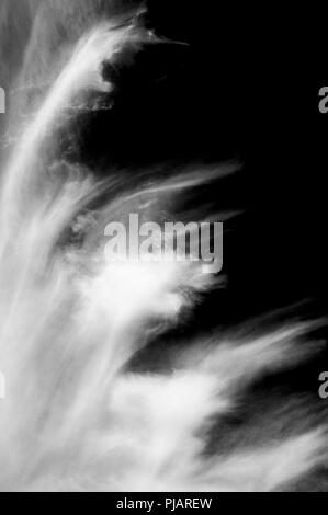 Cirrus uncinus Wolken im blauen Himmel. Stockfoto