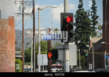 Hollywood Blvd. street sign gegen berühmte Hollywood Sign Stockfoto