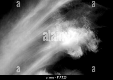 Cirrus uncinus Wolken im blauen Himmel. Stockfoto