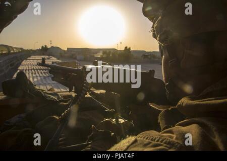 Die PROVINZ NIMROZ, Afghanistan (9. Juli 2018) - ein US-Marine mit Task Force Südwesten steht Post während einer expeditionary Beratungsangebot an Operating Base (FOB) Delaram. Us-Marines verbrachte etwa eine Woche auf der Stufe fob Delaram Sicherheit Zusammenkünfte mit führenden Persönlichkeiten aus der Provinz Nimroz durchzuführen und eine Beziehung zu entwickeln und ihre afghanischen nationalen Verteidigungs- und Sicherheitskräfte Kollegen beraten. Stockfoto