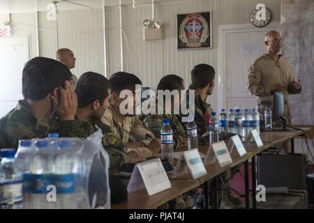 Die PROVINZ NIMROZ, Afghanistan (10 Juli 2018) - ein US-Marine Corps advisor mit Task Force Südwesten lehrt eine Logistik klasse Soldaten mit 4. Brigade der afghanischen Armee (ANA) 215 Corps während einer expeditionary Beratungsangebot an Operating Base (FOB) Delaram. Us-Marines verbrachte etwa eine Woche auf der Stufe fob Delaram Sicherheit Zusammenkünfte mit führenden Persönlichkeiten aus der Provinz Nimroz durchzuführen und eine Beziehung zu entwickeln und ihre afghanischen nationalen Verteidigungs- und Sicherheitskräfte Kollegen beraten. Stockfoto