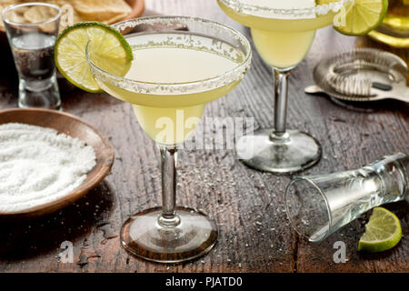 Lecker Tequila und Kalk margaritas auf einem Balken oben mit Tortilla Chips und Pico de Gallo. Stockfoto