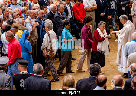 Ein Open Air' Jockeys Masse" statt Am Morgen des Rennens in der Piazza Del Campo, Palio di Siena, Siena, Italien Stockfoto