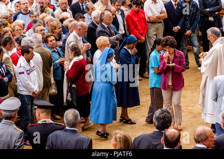 Ein Open Air' Jockeys Masse" statt Am Morgen des Rennens in der Piazza Del Campo, Palio di Siena, Siena, Italien Stockfoto