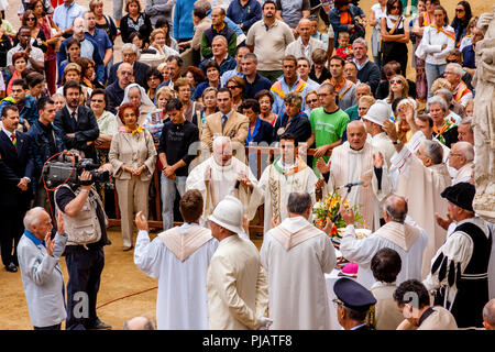 Ein Open Air' Jockeys Masse" statt Am Morgen des Rennens in der Piazza Del Campo, Palio di Siena, Siena, Italien Stockfoto