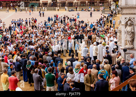 Ein Open Air' Jockeys Masse" statt Am Morgen des Rennens in der Piazza Del Campo, Palio di Siena, Siena, Italien Stockfoto