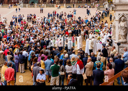 Ein Open Air' Jockeys Masse" statt Am Morgen des Rennens in der Piazza Del Campo, Palio di Siena, Siena, Italien Stockfoto