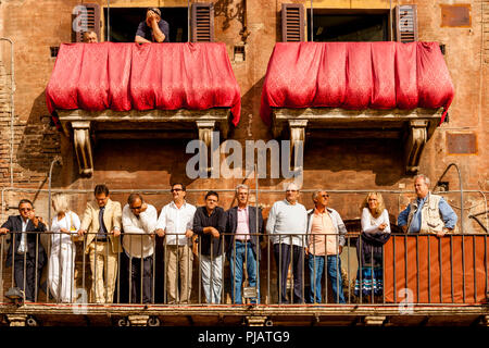 Eine Masse von Menschen sehen das Palio von einem der Balkone auf der Piazza del Campo, den Palio di Siena, Siena, Italien Stockfoto
