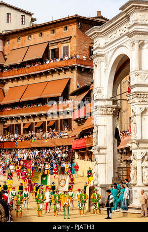 Die Corteo Storico (Historische Prozession) Auf der Piazza Del Campo, den Palio di Siena, Siena, Italien Stockfoto