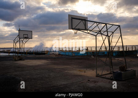Havanna, Kuba - ca. März 2017: abgebrochener Basketballplatz in Havanna. Stockfoto