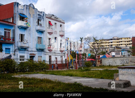 Havanna, Kuba - ca. März 2017: Gebäude rund um den berühmten Callejón de Hamel in Centro Habana. Eine beliebte Touristenattraktion in Havanna. Stockfoto