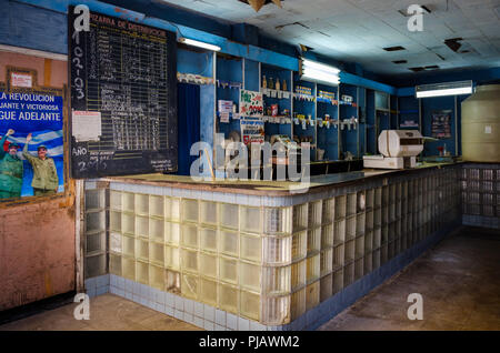 Havanna, Kuba - ca. März 2017: Typische Grocery Store Shop in Havanna. Stockfoto