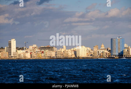 Havanna, Kuba - ca. März 2017: Havanna Skyline und dem Malecon. Eine beliebte Touristenattraktion in Havanna. Stockfoto