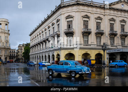 Havanna, Kuba - ca. März 2017: Alte Autos in den Straßen von Havanna. Stockfoto