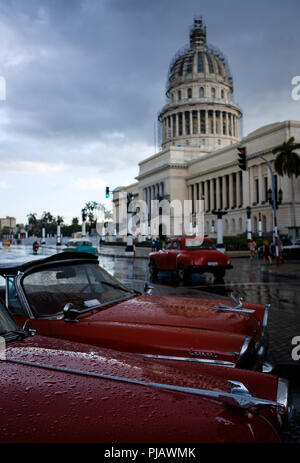 Havanna, Kuba - ca. März 2017: alte klassische Autos vor dem Havanna Capitol geparkt. Stockfoto