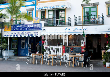 Puerto de Mogan, Gran Canaria, Spanien - 06. Januar 2018. Restaurant an der Hauptstraße in Puerto de Mogan Resort Gran Canaria Stockfoto