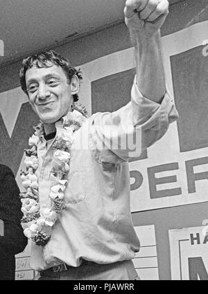 Der schwule Kandidat für das Büro des San Francisco Supervisor, Harvey Milk, feiert in seinem Castro-Straßenkamera-Laden in San Francisco den Sieg in der Wahlnacht. 1977 Stockfoto