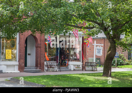 Café im Freien auf der Main Street in Pittsfield, MA Stockfoto