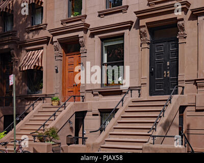 Vordere Schritte von New York brownstone Apartment Gebäuden Stockfoto