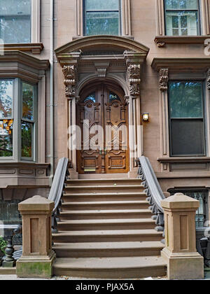 Vordere Schritte von New York brownstone Apartment Gebäuden Stockfoto