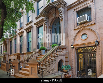 Vordere Schritte von New York brownstone Apartment Gebäuden Stockfoto