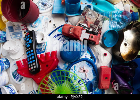 Eine Sammlung von Objekten aus Kunststoff auf der Oberfläche von einem der Globen aus der "Cool Globes: Heiße Ideen für einen Kühler Planet" Kunstausstellung. Stockfoto