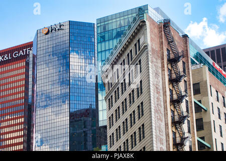 Ein Kontrast von alten und neuen Gebäuden in der Innenstadt von Pittsburgh, Pennsylvania, USA Stockfoto