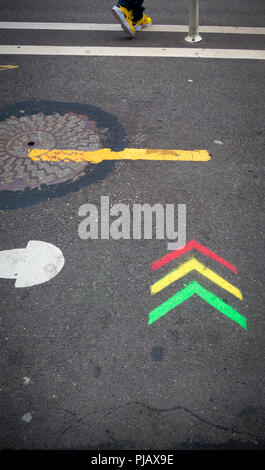 Rote, gelbe und grüne Pfeile auf pflaster gemalt Stockfoto