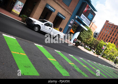 Grün gestreiften Markierung auf den Straßen zeigen ein Fahrrad Lane in der Stadt Pittsburgh, Pennsylvania, USA Stockfoto