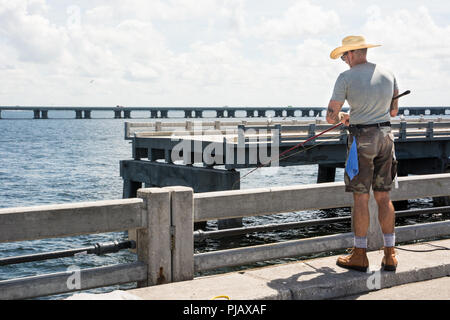 Männer, die Fische auf die Sunshine Skyway Bridge, die Suspension Bridge überspannt die Bucht von Tampa in Florida, USA Stockfoto