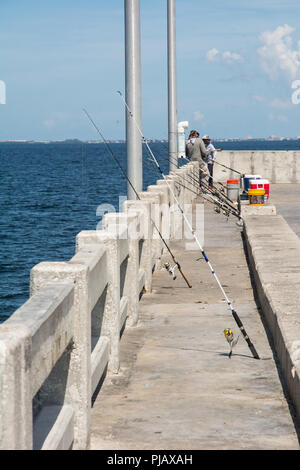 Männer, die Fische auf die Sunshine Skyway Bridge, die Suspension Bridge überspannt die Bucht von Tampa in Florida, USA Stockfoto