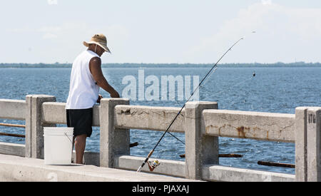 Männer, die Fische auf die Sunshine Skyway Bridge, die Suspension Bridge überspannt die Bucht von Tampa in Florida, USA Stockfoto