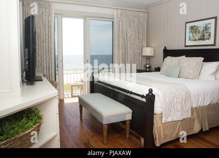 Ein Schuß aus einem Schlafzimmer mit einem Balkon mit Blick auf den Ozean. Stockfoto