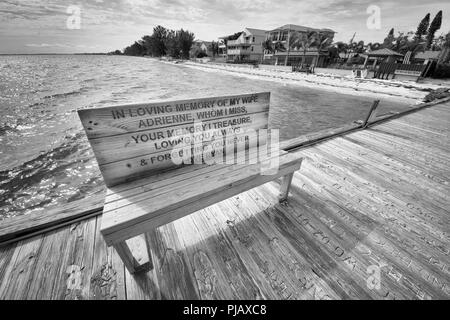 Ein Denkmal Sitzbank bei der Rod und Reel Pier, eine beliebte Touristenattraktion im malerischen Anna Maria Island, auf der Gulf Coast von Florida, USA Stockfoto