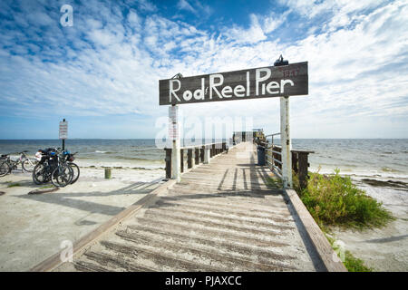 Der Rod und Reel Pier ist eine beliebte Touristenattraktion im malerischen Anna Maria Island, auf der Gulf Coast von Florida, USA Stockfoto