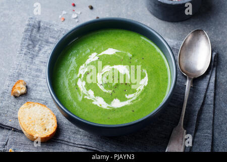 Broccoli creme Suppe in einer Schüssel mit geröstetem Brot. Grünes Konzept gehen Stockfoto