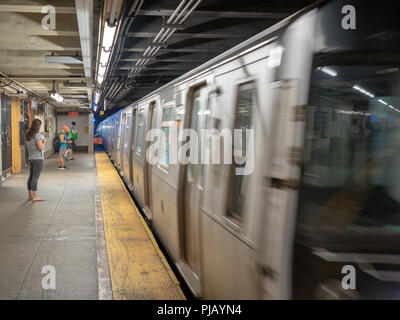 New Yorker U-Bahn Auto zoom Vergangenheit Pendler Stockfoto