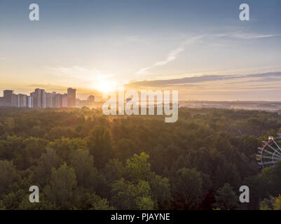 Anzeigen von Minsk aus der Park bei Sonnenaufgang Zeit. golden aufgehenden Sonne im Hintergrund Stockfoto