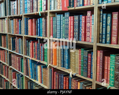 Stapel von klassischen Bücher, die in den Aktionsbereich Buchhandlung in New York Stockfoto