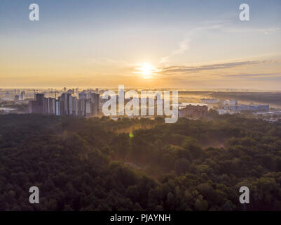 Urban Sommer Landschaft am frühen Morgen mit der aufgehenden Sonne Stockfoto