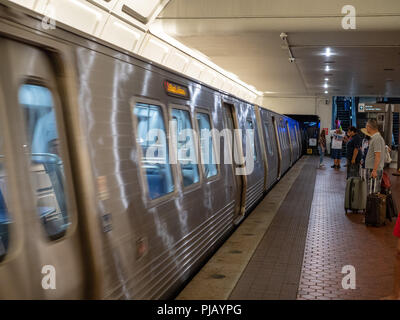 WMATA U-Serie 7000 Zug Zoomen von Fahrgästen zu Shady Grove Stockfoto