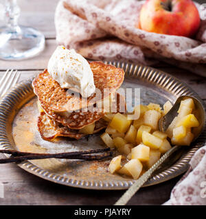 Buchweizen Pfannkuchen mit pochierten Äpfel und Creme. Stockfoto