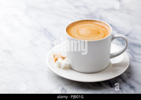 Kaffee, Espresso in Weiß Tasse Marmortisch Hintergrund. Kopieren Sie Platz. Stockfoto