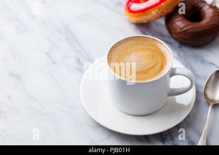 Tasse Kaffee und Donuts in Marmor tisch Hintergrund. Kopieren Sie Platz. Stockfoto