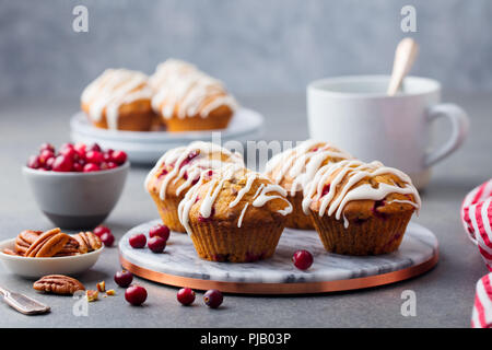 Muffins, Kuchen mit Cranberry und Pekannuss. Weihnachtsdekoration. Stockfoto