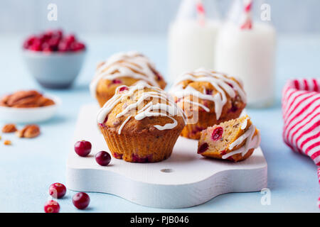 Muffins, Kuchen mit Cranberry und Pekannuss. Weihnachtsdekoration. Close Up. Stockfoto