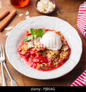 Crumble mit Beeren und Früchte mit Vanilleeis. Close Up. Stockfoto